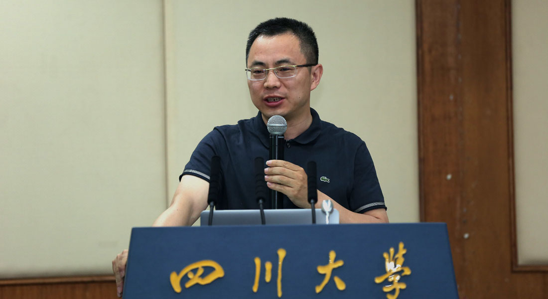 中國(guó)政法大學(xué)商學(xué)院副院長(zhǎng)李欣宇主持